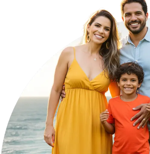 Mulher sorrindo com mochila viajando protegida pelo seguro viagem