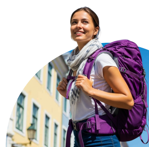 Mulher sorrindo com mochila viajando protegida pelo seguro viagem