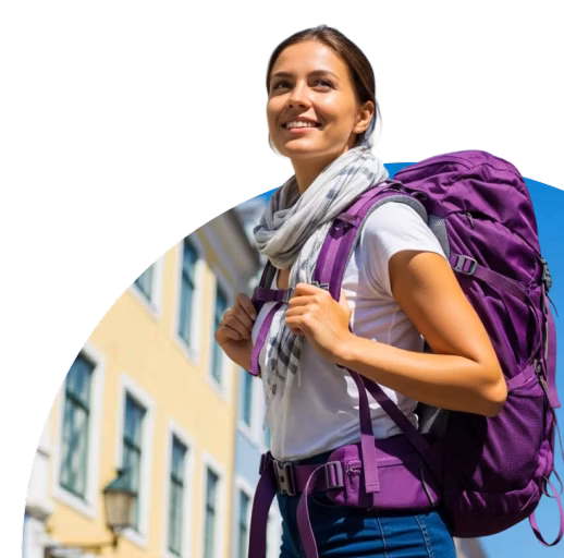 Mulher sorrindo com mochila viajando protegida pelo seguro viagem