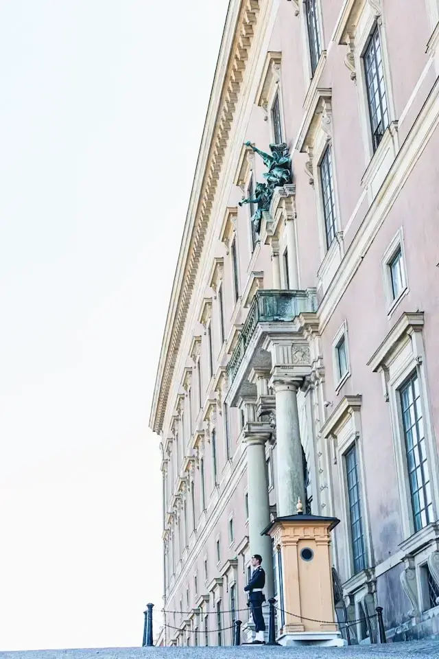 Mergulhe na História e Magia das Monarquias do Mundo!