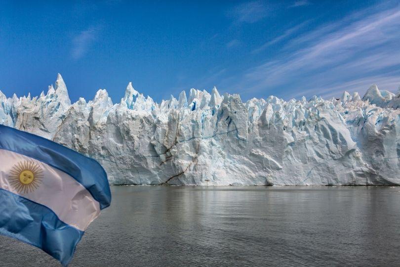 Bandeira argentina em frente ao glaciar Perito Moreno no Parque Nacional Los Glaciares