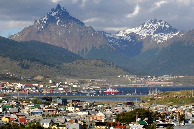 Vista da cidade de Ushuaia com montanhas ao fundo