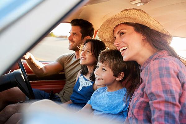 família viajando no carro