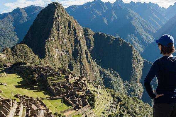 Mulher observando as construções em Machu Picchu no Peru.