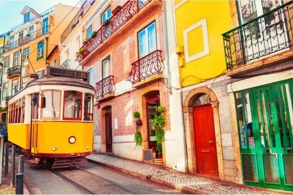 Bondinho amarelo em cidade de Portugal