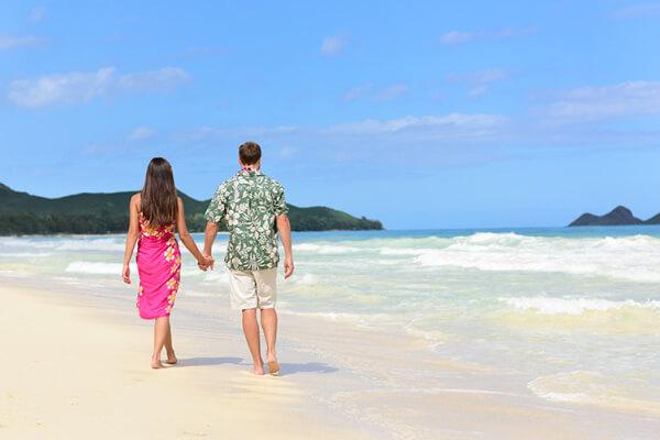 Casal em lua de mel na praia