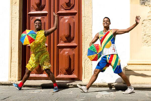 jovens dançando frevo em olinda brasil