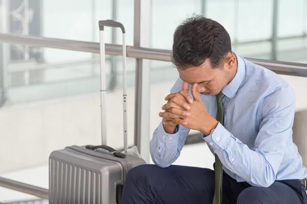 Homem passando mal em aeroporto