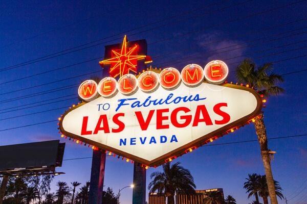 Letreiro escrito em inglês "bem-vindo a Las Vegas"
