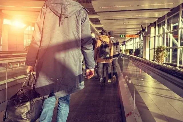 Viajantes caminhando com malas em um aeroporto