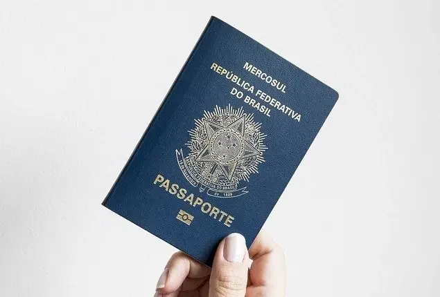 Passaporte brasileiro na mão de viajante