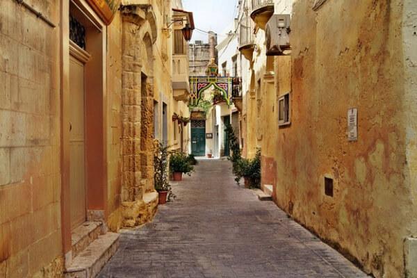 Ruela em Valletta, capital de Malta