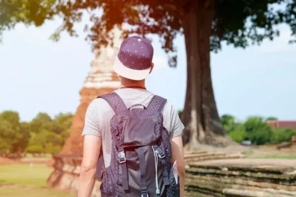 Viajante com uma mochila e boné