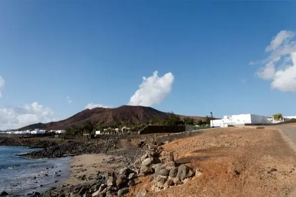 Praia da cidade Lanzarote, na Espanha