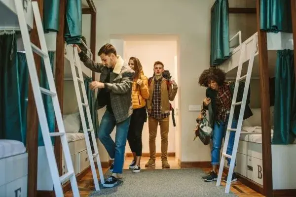 Viajantes se acomodando em quarto de hostel