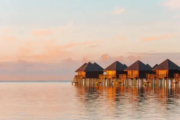 Resort nas Maldivas ao amanhecer
