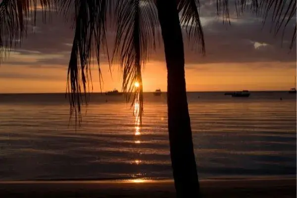 Por do sol em praia do Caribe