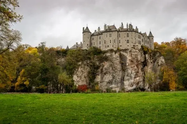 Castelos no alto de rocha em Dinant, Bélgica