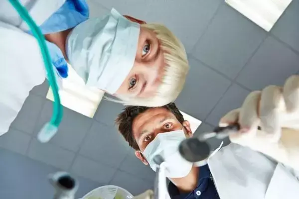 Visão de paciente olhando dentistas