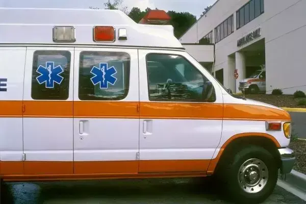 Ambulância estacionada próxima a hospital