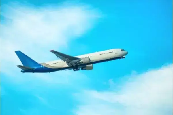 Avião voando no céu