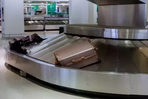 Malas em esteira transportadora de aeroporto
