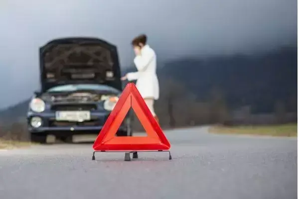 Carro com problema parado em estrada