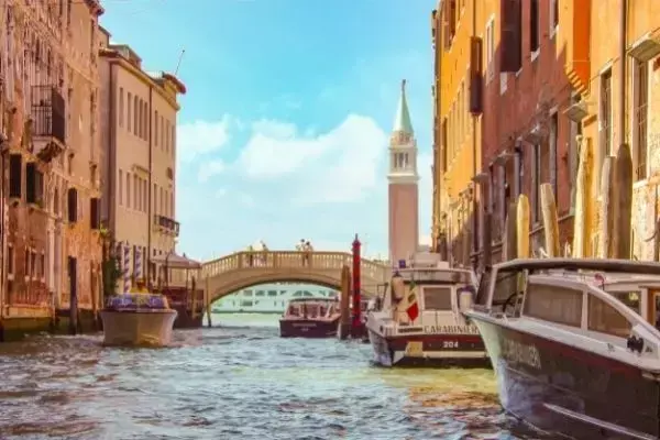 Canal em Veneza, Itália