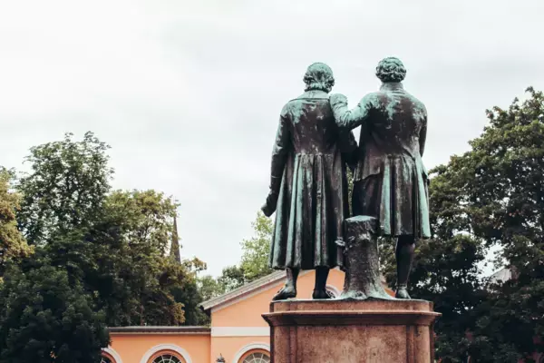 Estátuas de Goethe e Schiller em frente ao Teatro Nacional em Weimar.