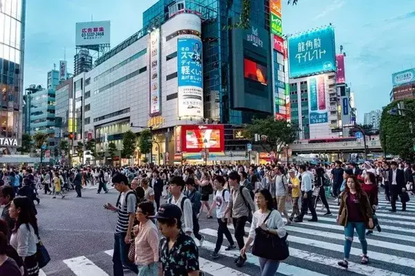 Pessoas caminhando em rua movimentada no Japão
