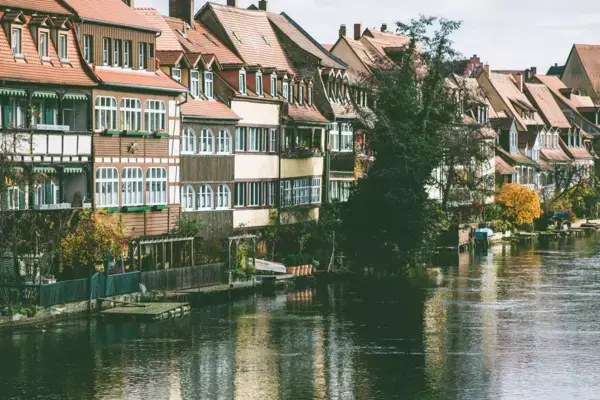 Casas típicas em frente a rio na cidade de Bamberg, Alemanha