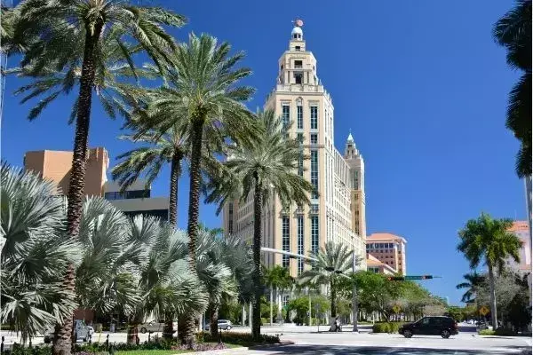 Prédio e avenida em Miami, Flórida