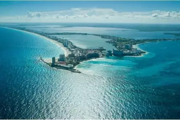 Mar azul de Cancun visto de cima