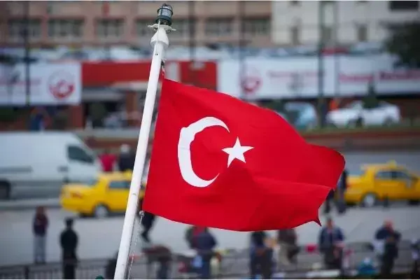 Bandeira da Turquia hasteada em cidade