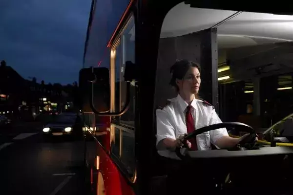 Motorista de onibus dirigindo