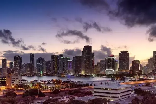 Por do sol em praia de Miami, Flórida, USA