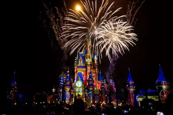 Castelo da Disney com fogos de artifício à noite