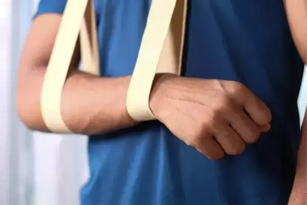 Braço de homem enfaixado