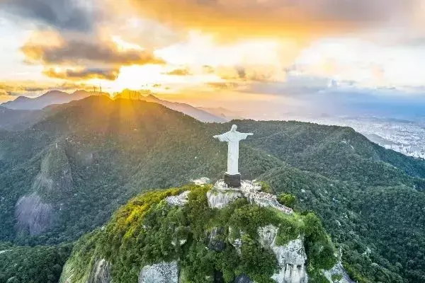 Visão do Cristo Redentor ao por do sol, do alto