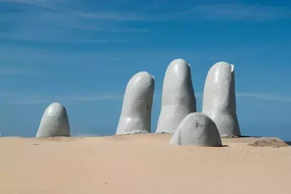 monumento La Mano, Los Dedos, ou Hombre emergiendo a la vida