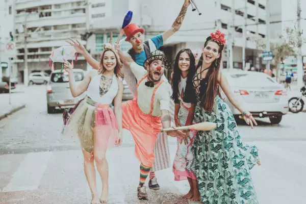 amigas com palhaço em carnaval de rua