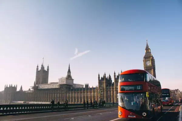 Ônibus, Big Ben e o Palácio de Westminster em Londres, Reino Unido