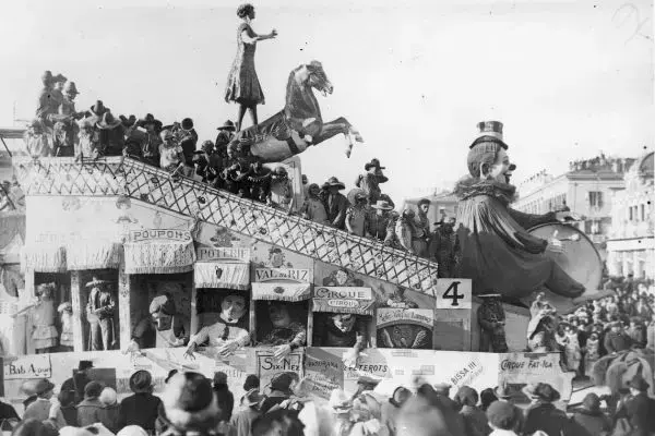 Foto antiga em preto e branco do Carnaval de Nice