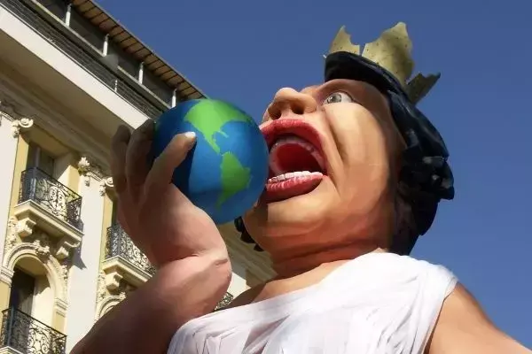 Carro alegórico de homem segurando a terra, Carnaval de Nice