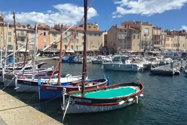 Barcos em porto de Saint Tropez, França