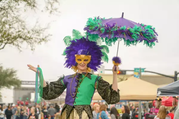 Pessoa fantasia no Mardi Gras, em Nova Orleans