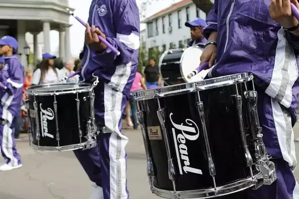 Pessoas tocando instrumentos de percussão no Mardi Gras, em Nova Orleans