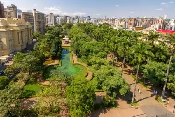 Praça em Belo Horizonte, árvores e prédios