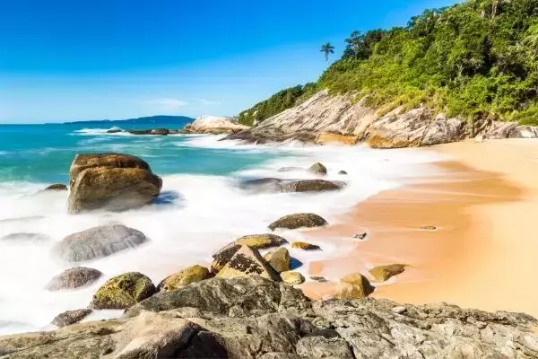 Praia com rochas em Balneário Camboriú