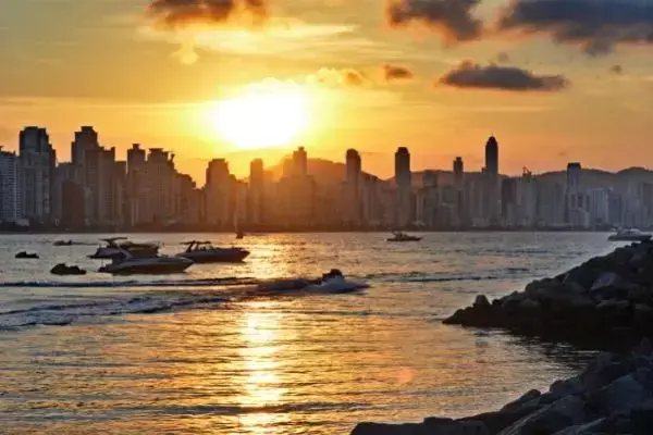 Vista de Balneário Camboriú no pôr do sol
